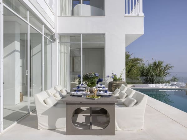 Al fresco dining by the pool.